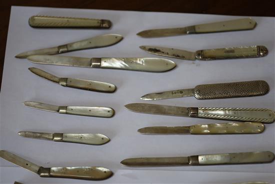 A collection of twenty four assorted 19th century and later silver pocket or fruit knives and a pair of scissors.